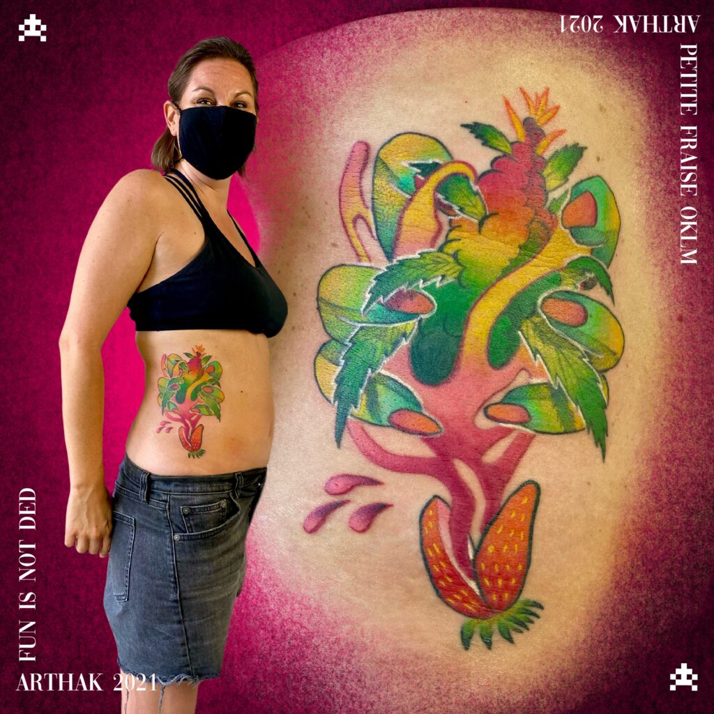 tatouage de côtes avec une fraise et des fleurs