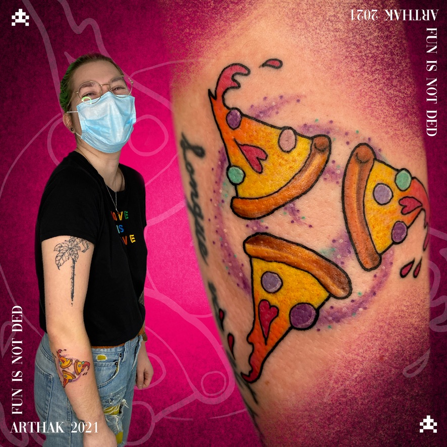 tatouage d'une pizza formant la trifoce de zelda